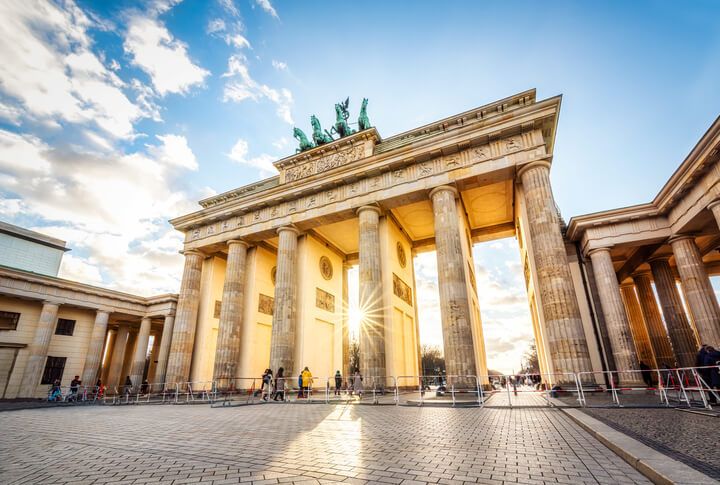 Portão de Brandenburgo ao pôr do sol com um clarão solar, Berlim